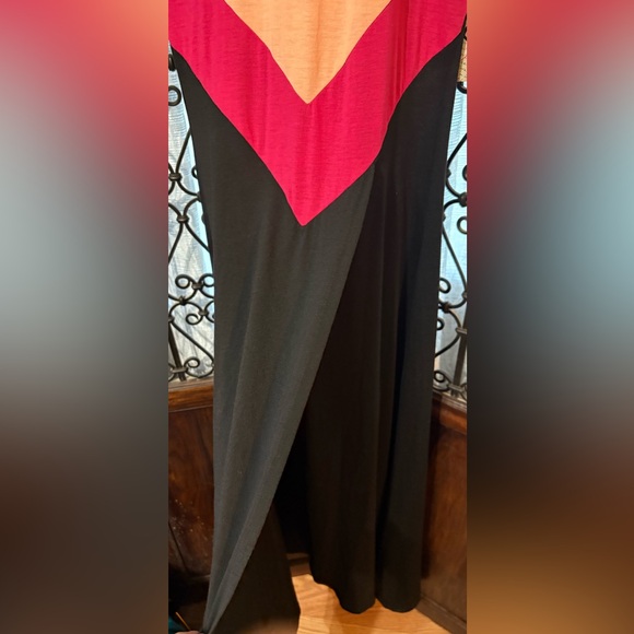 Derek Black and Pink Garment - Picture 2 of 5